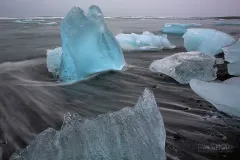 ISL0315_0133_Blocks of ice from the Vatnajökull glacier are transported ashore (Jökulsárlón Iceland)