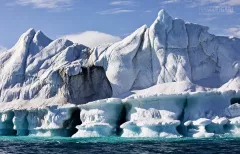 FJL0719_0635_Encounter with a gigantic iceberg (Franz Josef Land Russia)
