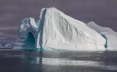 GRO0822_0971_Arch iceberg in Ofjord (Eastern Greenland)