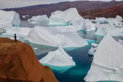 GRO0822_1058_Hiking on the cliffs of Rode island over the iceberg gravejard (Eastern Greenland)