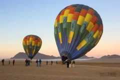 NAM0815_0194_Preparation for the balloon flight over the desert (Namibia)