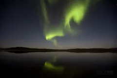 LAP1014_0221_Autumn night on the shore of lake Menesjärvi in Lapland (Finland)