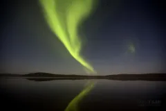 LAP1014_0231_Norhtern lights reflecting on lake Menesjärvi in Lapland (Finland)