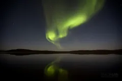 LAP1014_0241_Northern lights reflecting on lake Menesjärvi in Lapland (Finland)