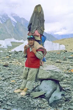 PAK0704_0299_Baltì porter on the Baltoro Glacier (Pakistan)