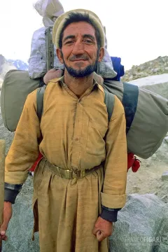 PAK0704_0300_Baltì porter on the Baltoro Glacier near Gore basecamp (Pakistan)