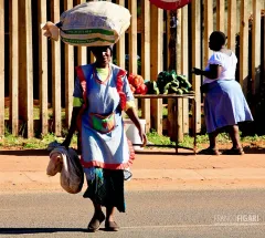 SAF1013_0648_Venda woman in Thohoyandou in the Limpopo province (South Africa)