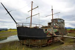 ALA0814_0405_Wreck turned into a dwelling (Alaska USA)